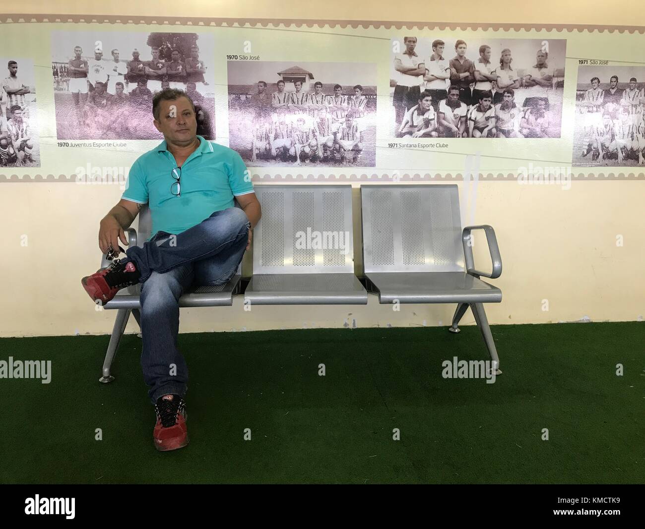 Macapa, Brazil. 17th Nov, 2017. Director of the Zerao soccer stadium, Irismar 'Mazinho' Veras, sits inside a changing room in Macapa, Brazil, 17 November 2017. Measurements show that the equator draws through this arena without touching the centre line. Credit: Georg Ismar/dpa/Alamy Live News Stock Photo