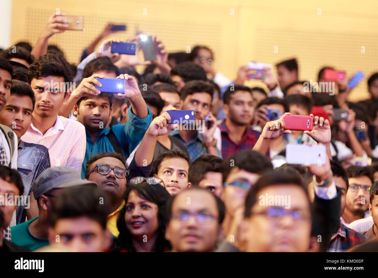 Dhaka, BANGLADESH – DECEMBER 06, 2017: Crowed gather to meet with the artificial intelligence imbued robot Sophia at Digital World 2017 expo in Dhaka, Bangladesh. Sophia, the world’s first robot citizen with artificial intelligence, arrived in Dhaka early Tuesday to attend Digital World 2017. Credit: SK Hasan Ali/Alamy Live News Stock Photo