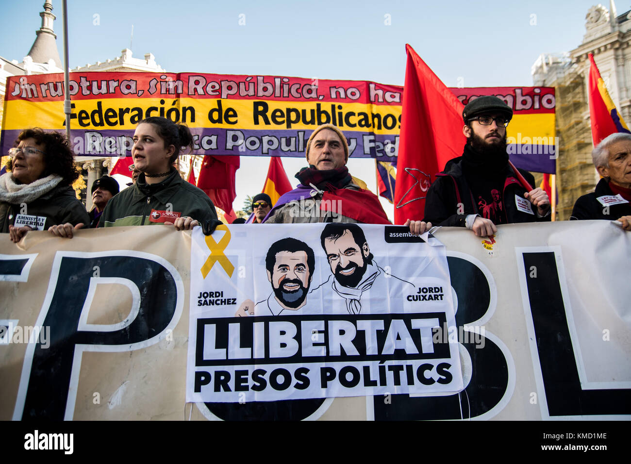 Madrid, Spain. 6th Dec, 2017. A banner demanding freedom for imprisoned Catalan leaders (known as 'Los Jordis') during a demonstration against Monarchy, demonstrators are demanding a 3rd Republic the day of the 39th anniversary of the Spanish Constitution in Madrid, Spain. Credit: Marcos del Mazo/Alamy Live News Stock Photo