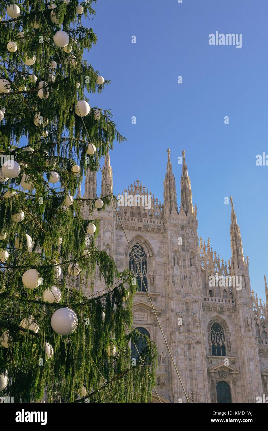 Milan, Italy. 06th Dec, 2017. Giant Christmas tree on Piazza Duomo