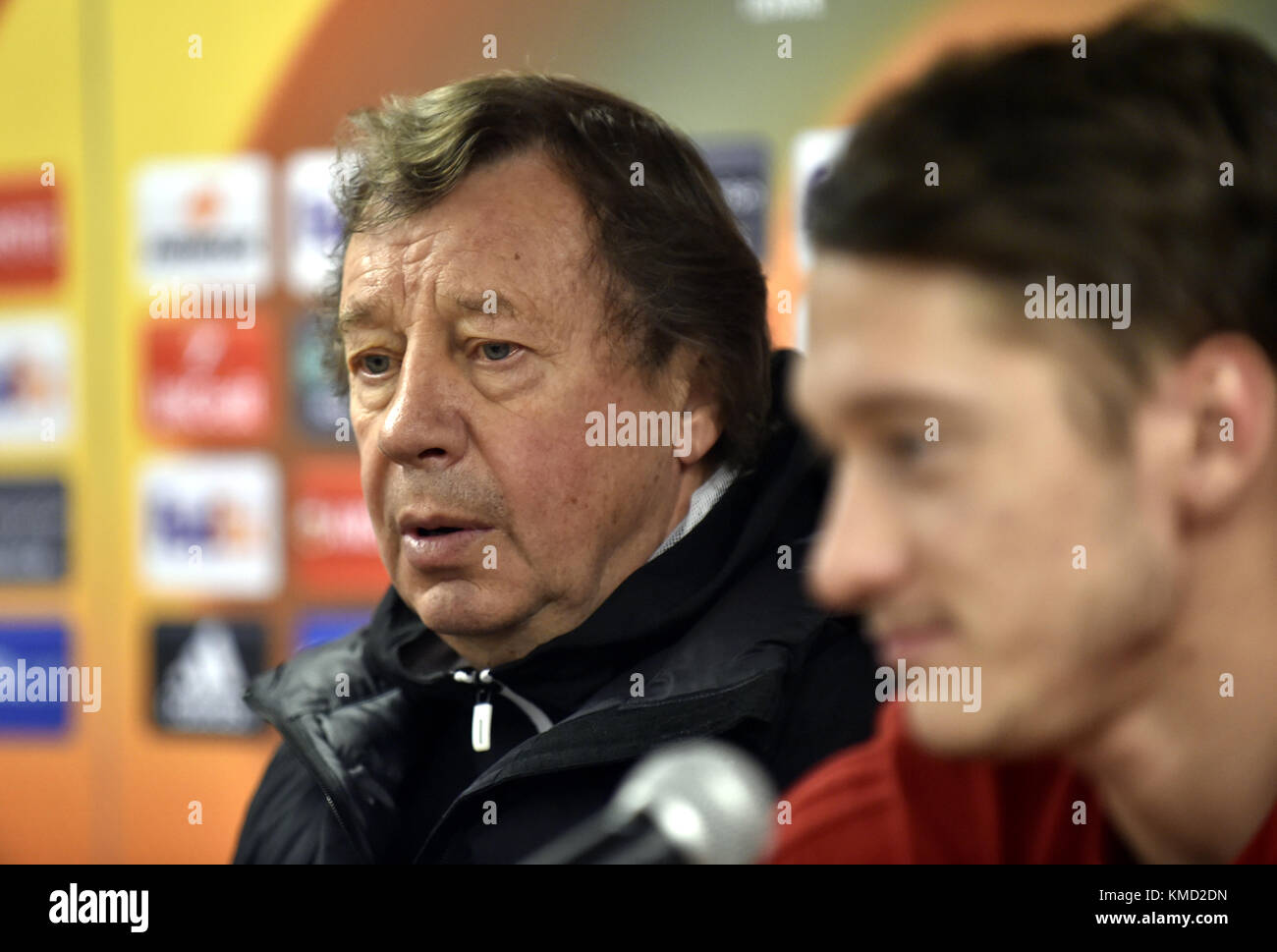 Olomouc, Czech Republic. 06th Dec, 2017. Olomouc, Czech Republic. 06th Dec, 2017. Lokomotiv head coach Yuri Semin, left, and player Anton Miranchuk attend a news conference prior to the 6th round, group F, European League soccer match FC Fastav Zlin vs FC Lokomotiv Moscow in Olomouc, Czech Republic, December 6, 2017. Credit: Dalibor Gluck/CTK Photo/Alamy Live News Credit: CTK/Alamy Live News Stock Photo