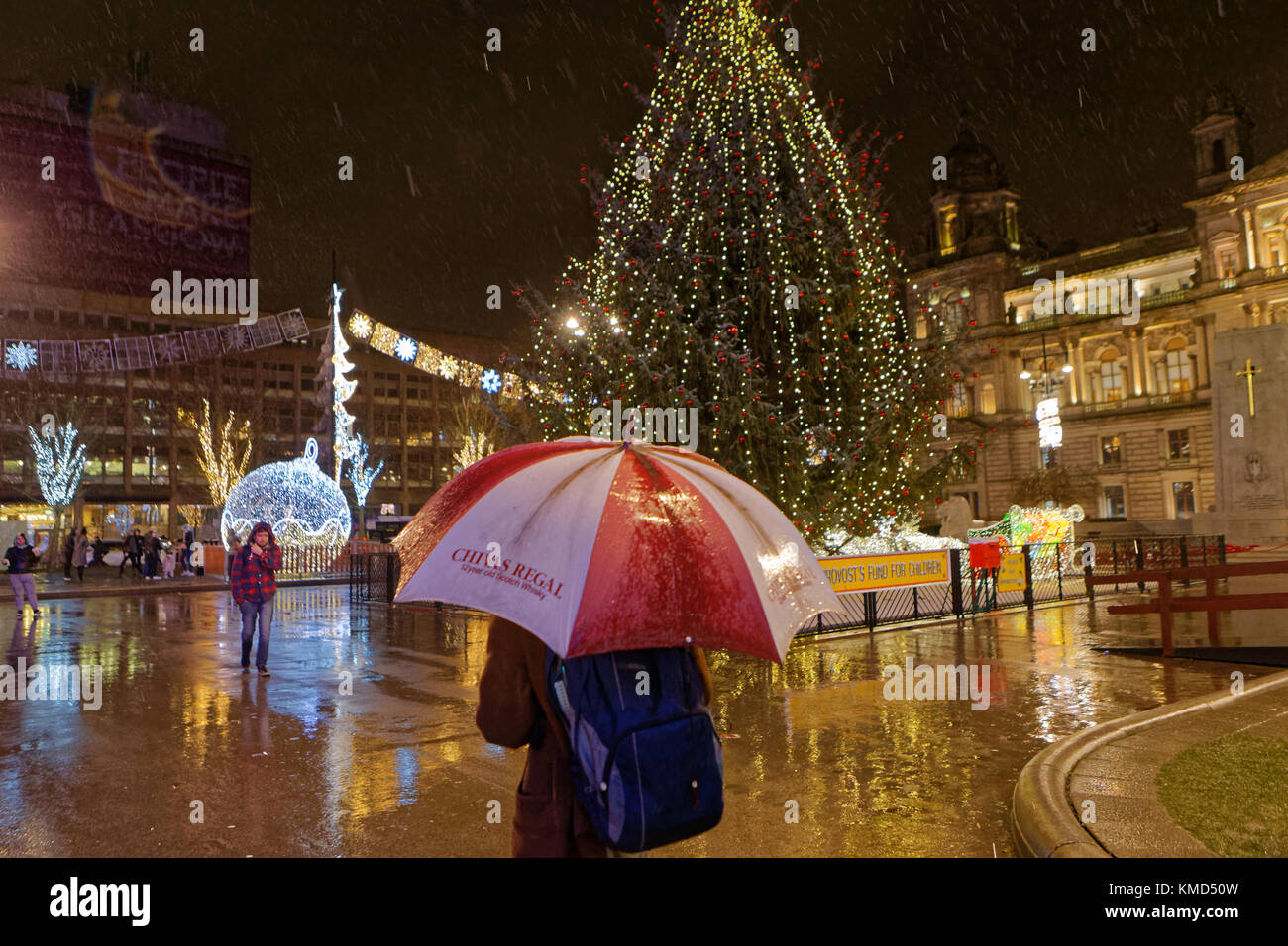 Glasgow, Scotland, UK  6th December. UK Weather: Storm Caroline starts with strong wind and rain as forecast for late night  Christmas  shopping and fayres fairs  as the expected turn for the worst starts. Credit Gerard Ferry/Alamy news Stock Photo