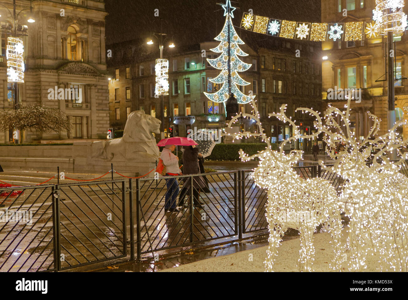 Glasgow, Scotland, UK  6th December. UK Weather: Storm Caroline starts with strong wind and rain as forecast for late night  Christmas  shopping and fayres fairs  as the expected turn for the worst starts. Credit Gerard Ferry/Alamy news Stock Photo
