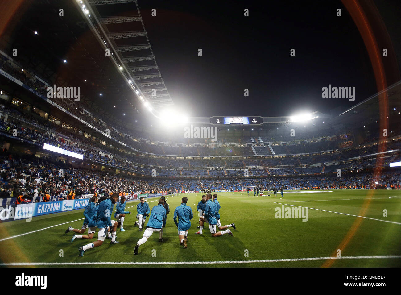 Madrid, Spain. 6th Dec, 2017. Real Madrid team during the warm-up of the team before the game match between Real Madrid and Borussia Dortmund at Santiago Bernabéu. Credit: Manu reino/SOPA/ZUMA Wire/Alamy Live News Stock Photo