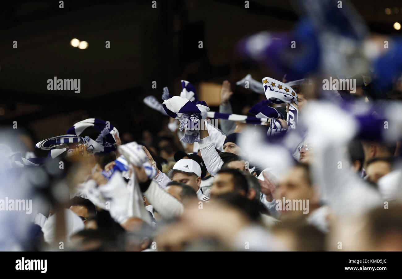 Madrid, Spain. 6th Dec, 2017. Real Madrid fans seen during the UEFA Champions League group H match between Real Madrid and Borussia Dortmund at Santiago Bernabéu. Credit: Manu reino/SOPA/ZUMA Wire/Alamy Live News Stock Photo