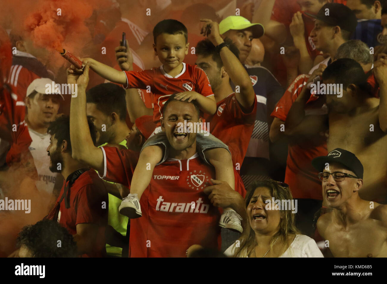Buenos Aires, Argentina. 6th Dec, 2017. Fans of Independiente (ARG) celebrates after the Conmebol South American Cup final match with Flamengo (BRA) this wednesday on Libertadores de América Stadium in Avellaneda, Argentina. Credit: Néstor J. Beremblum/Alamy Live News Stock Photo