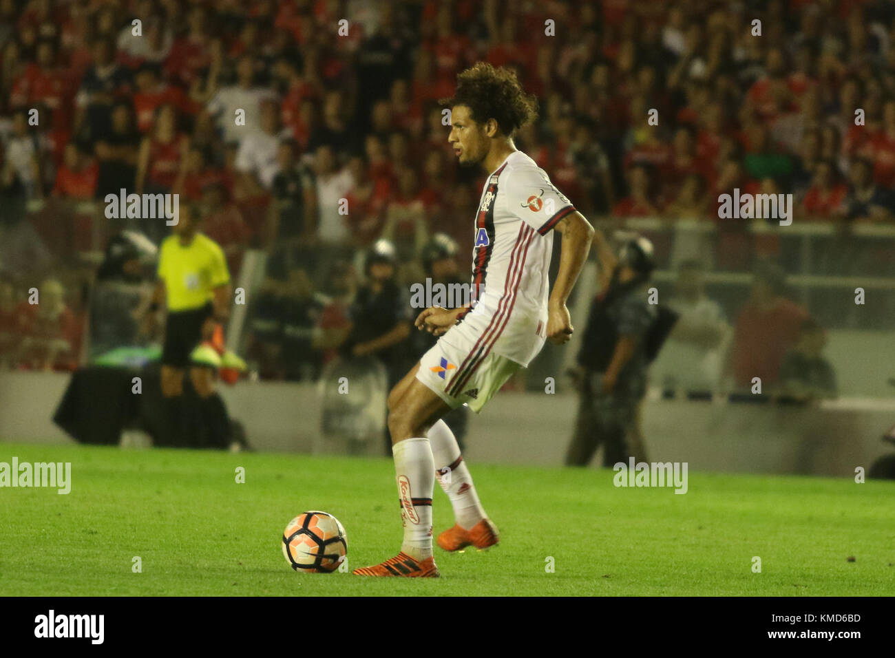 Buenos Aires, Argentina. 6th Dec, 2017. William Arao of Flamengo (BRA) during the Conmebol South American Cup final match with Independiente (ARG) this wednesday on Libertadores de América Stadium in Avellaneda, Argentina. Credit: Néstor J. Beremblum/Alamy Live News Stock Photo