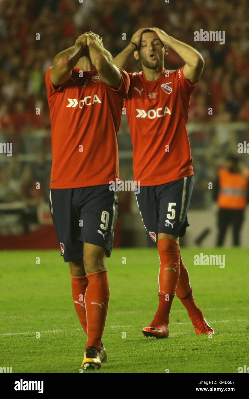 Buenos Aires, Argentina. 6th Dec, 2017. Emanuel Gigliotti and Gaston Silva of Independiente (ARG) during the Conmebol South American Cup final match with Flamengo (BRA) this wednesday on Libertadores de América Stadium in Avellaneda, Argentina. Credit: Néstor J. Beremblum/Alamy Live News Stock Photo