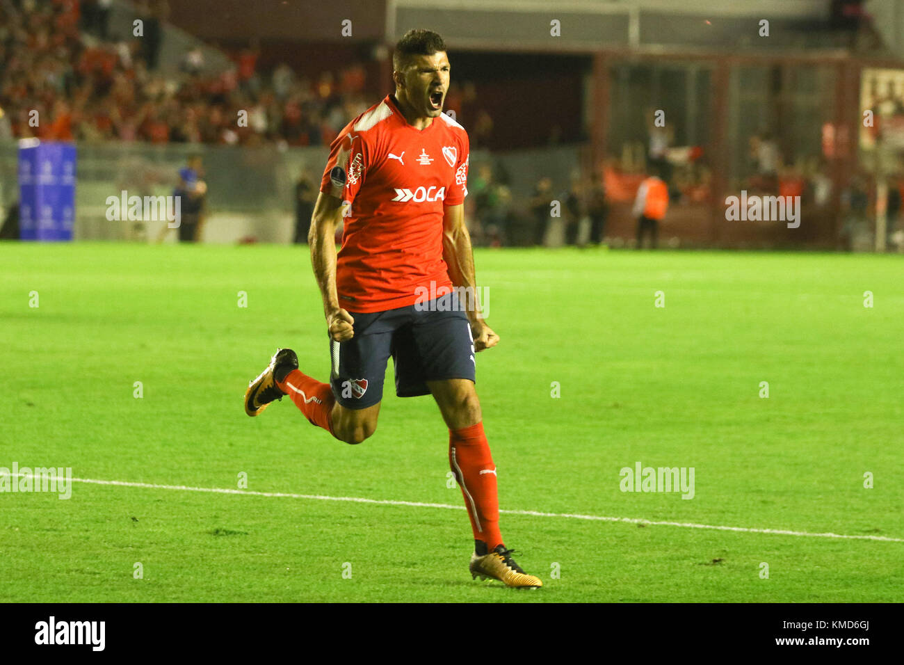 Buenos Aires, Argentina. 6th Dec, 2017. Emanuel Gigliotti of Independiente (ARG) celebrates his goal during the Conmebol South American Cup final match with Flamengo (BRA) this wednesday on Libertadores de América Stadium in Avellaneda, Argentina. Credit: Néstor J. Beremblum/Alamy Live News Stock Photo