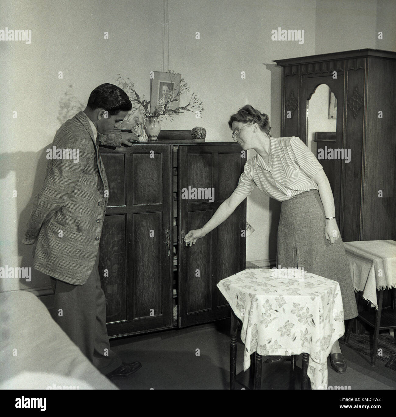1950s, historical, welcome to Britain, a landlady shows a newly arrived male immigrant to Britain from the Commonwealth his furnished room or lodgings, London, England, UK. Stock Photo