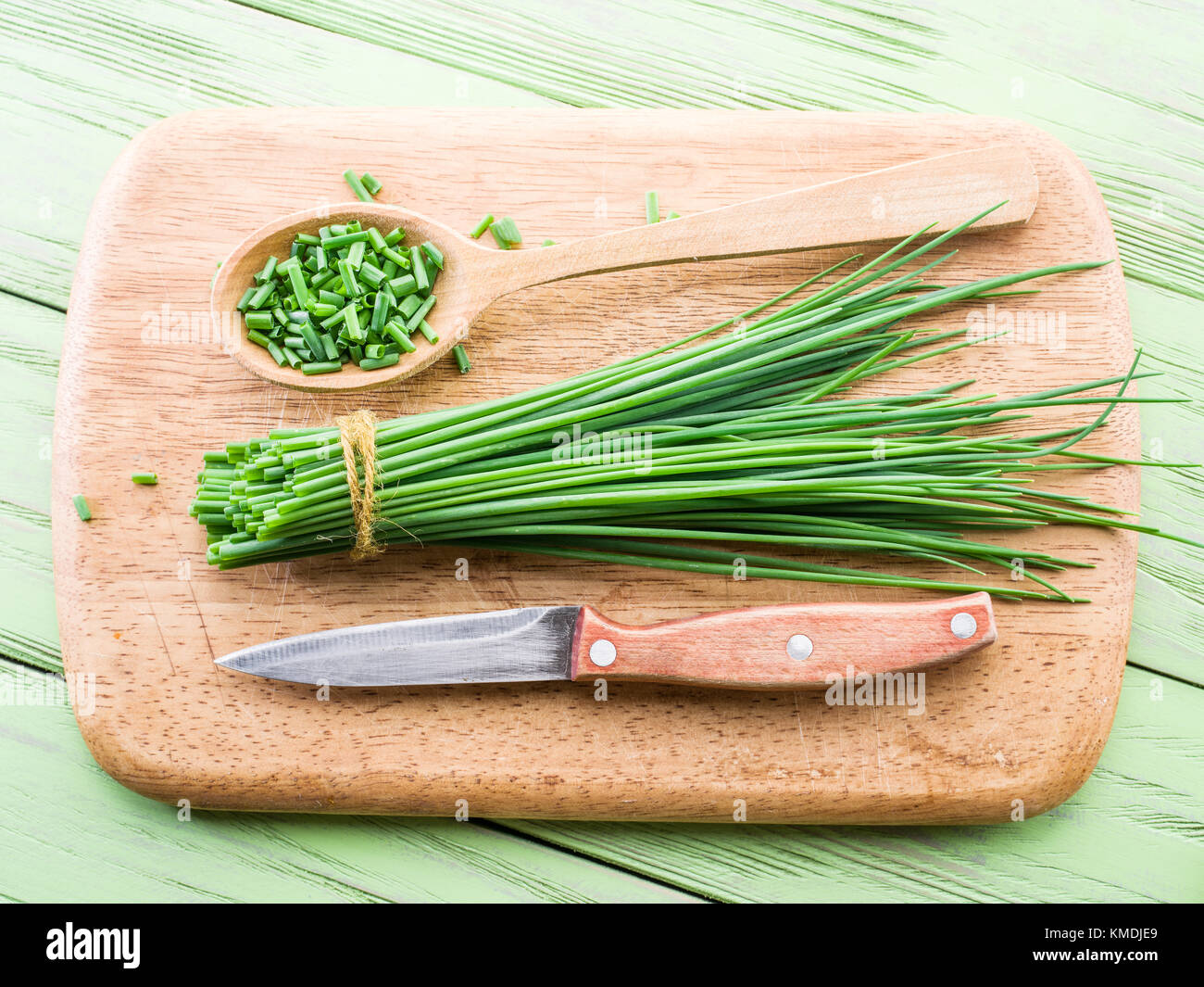 Green onion on the wooden table Stock Photo - Alamy