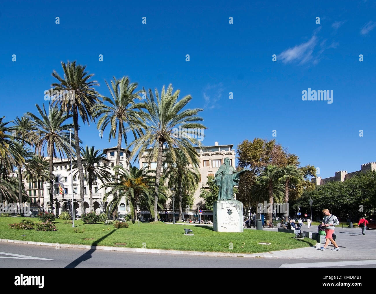 MALLORCA, BALEARIC ISLANDS, SPAIN - NOVEMBER 8, 2017: Paseo Maritimo and statue of Ramon Llull on a sunny day in Palma de Mallorca on November 8, 2017 Stock Photo
