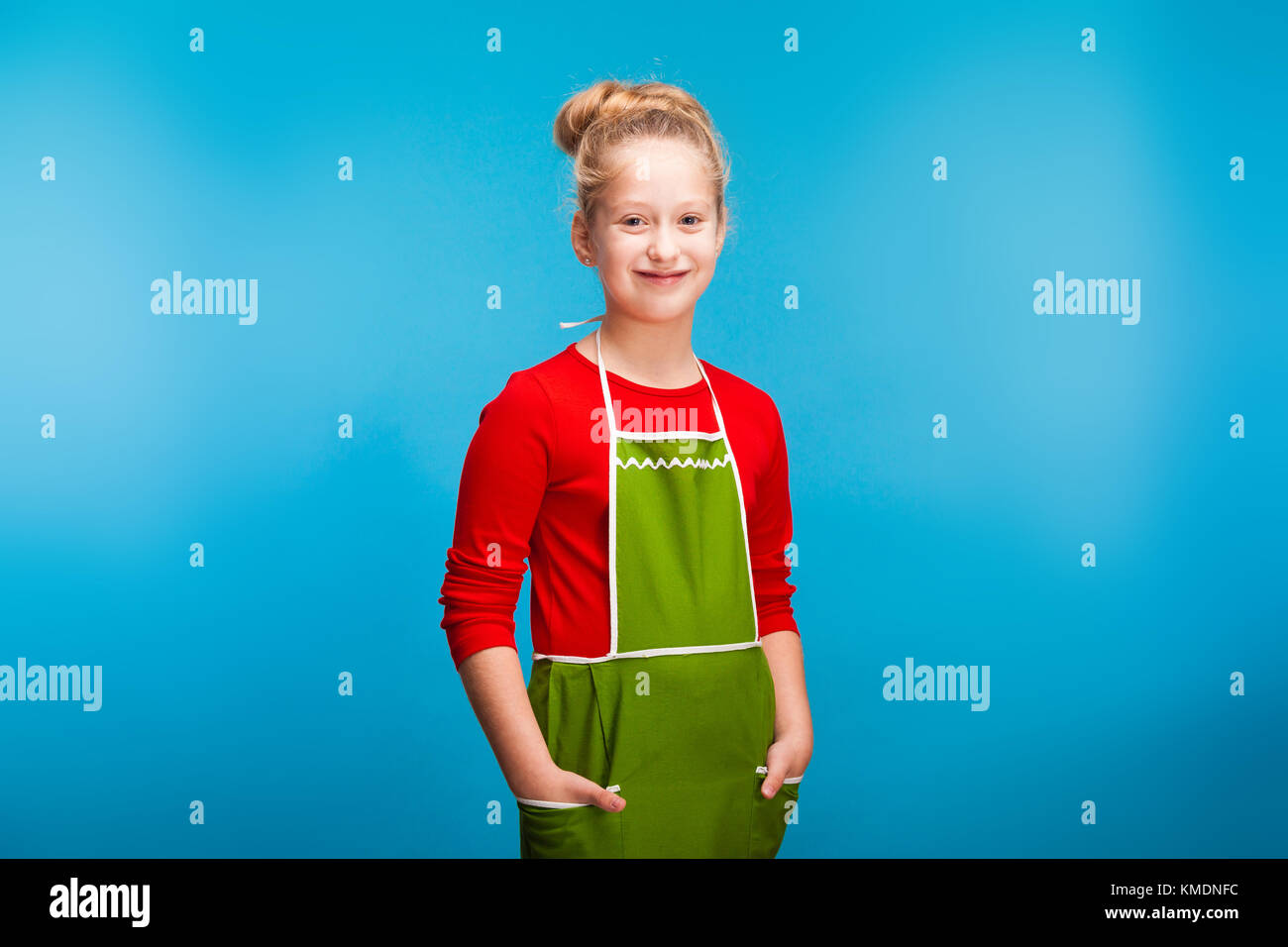Apron girl housework hi-res stock photography and images - Alamy