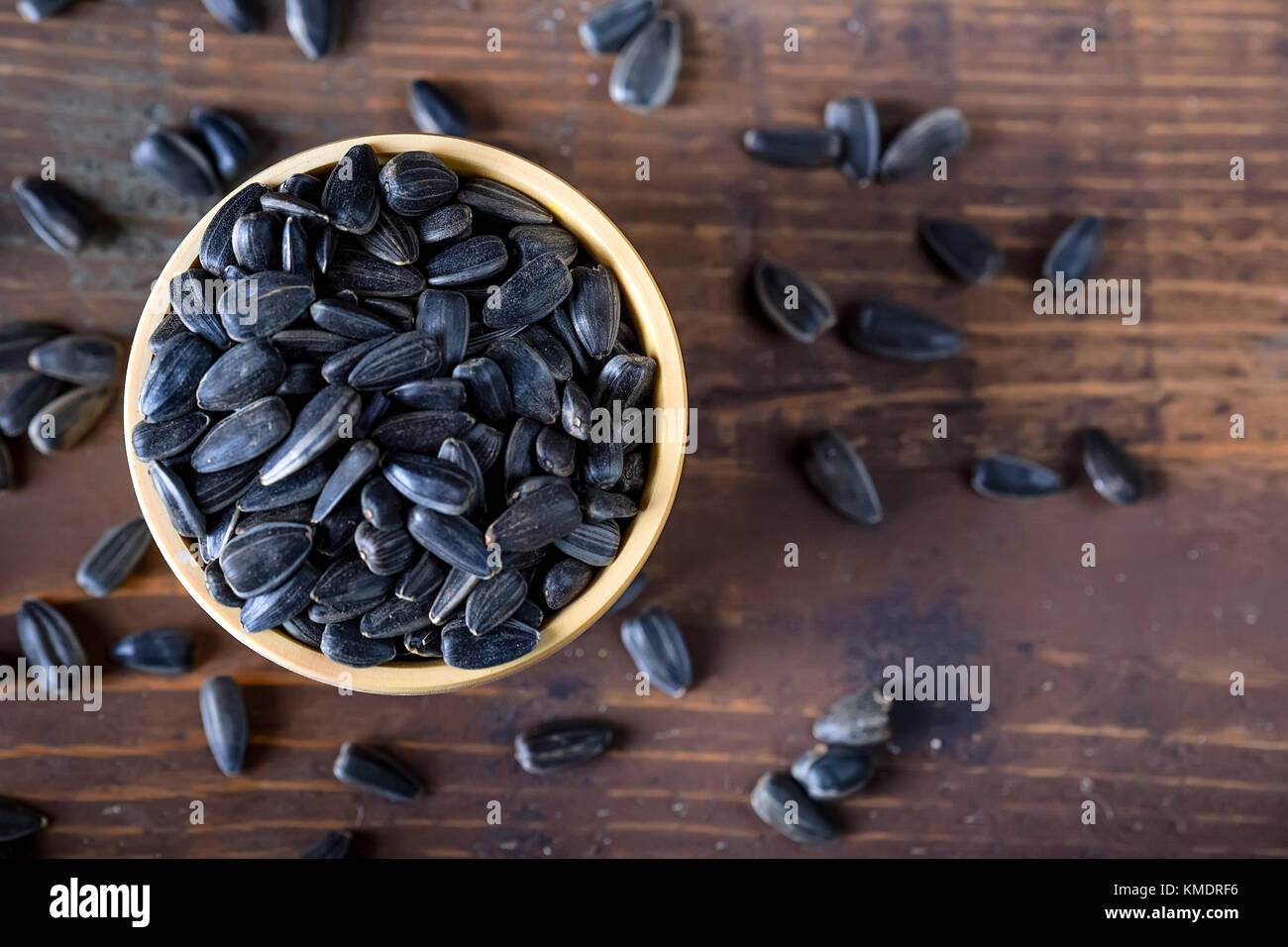 Unpeeled sunflower seeds in wooden bowl Stock Photo - Alamy
