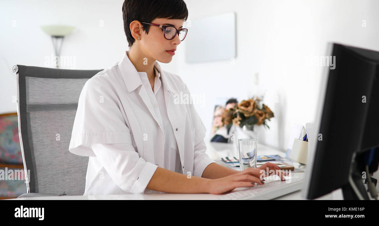 Doctor typing keyboard hi-res stock photography and images - Alamy