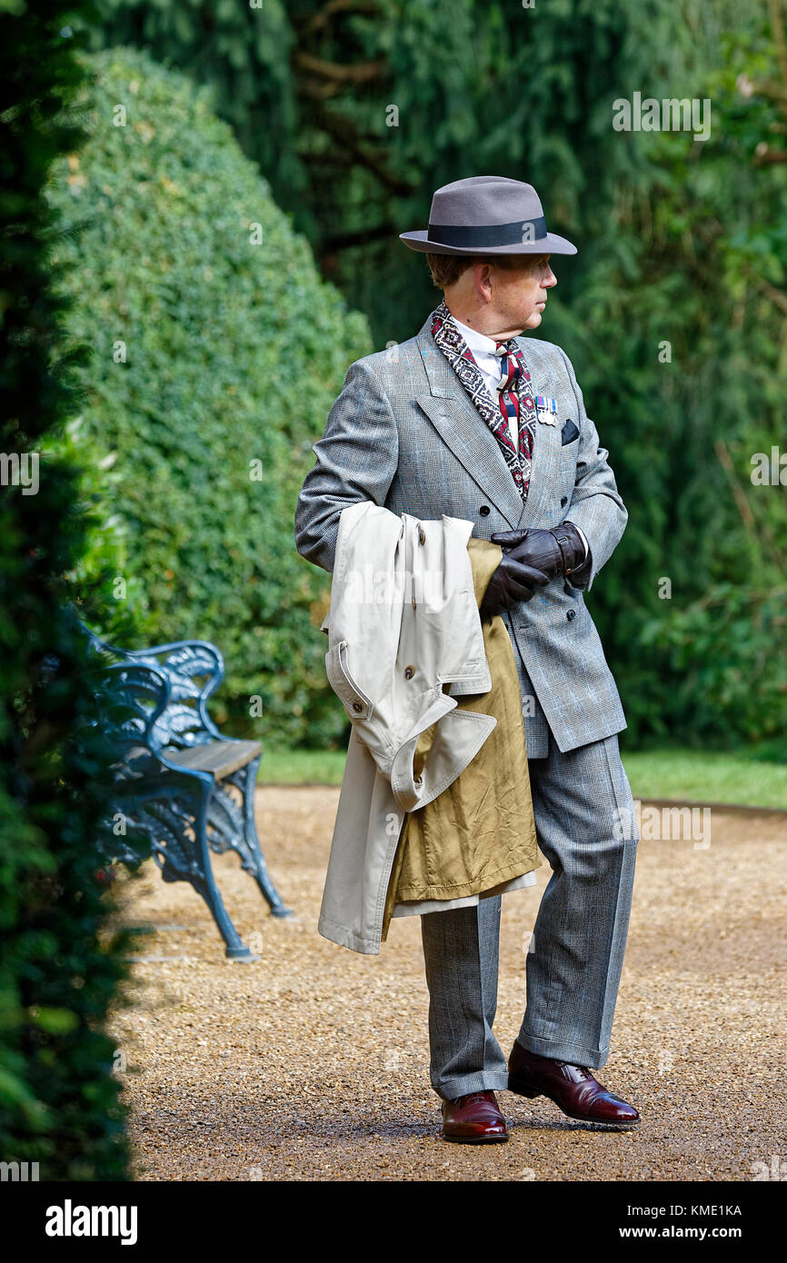 Dapper 1940's Esquire's 'Bold Look' mens fashionable wide fitting double  breasted windowpane suit, fedora hat, neckerchief & brown lace up Oxfords  Stock Photo - Alamy