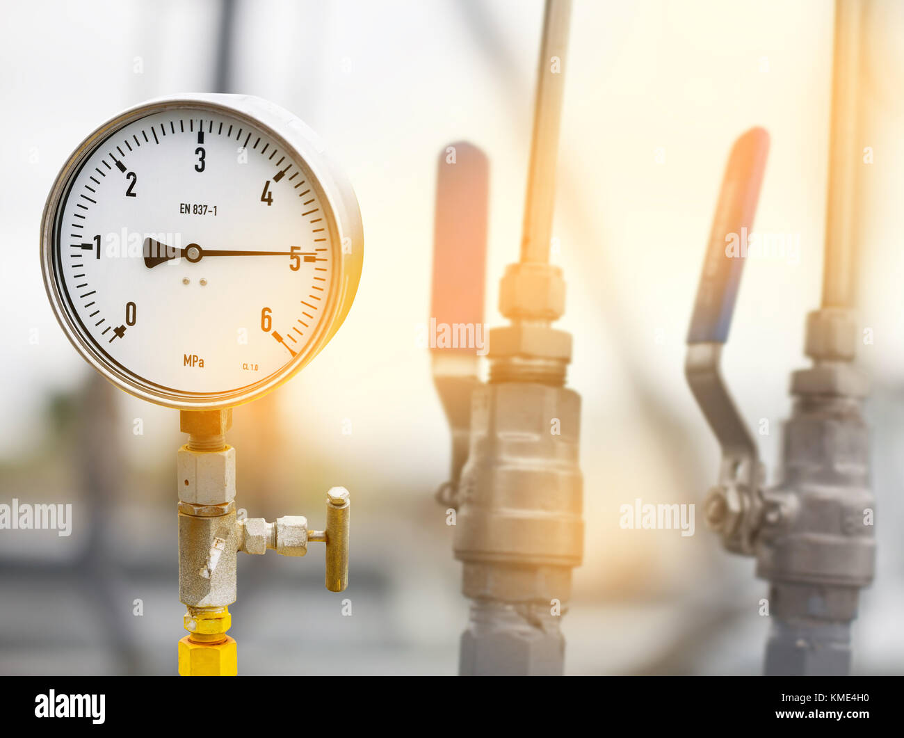 Pressure gauge in oil and gas production process for monitor condition