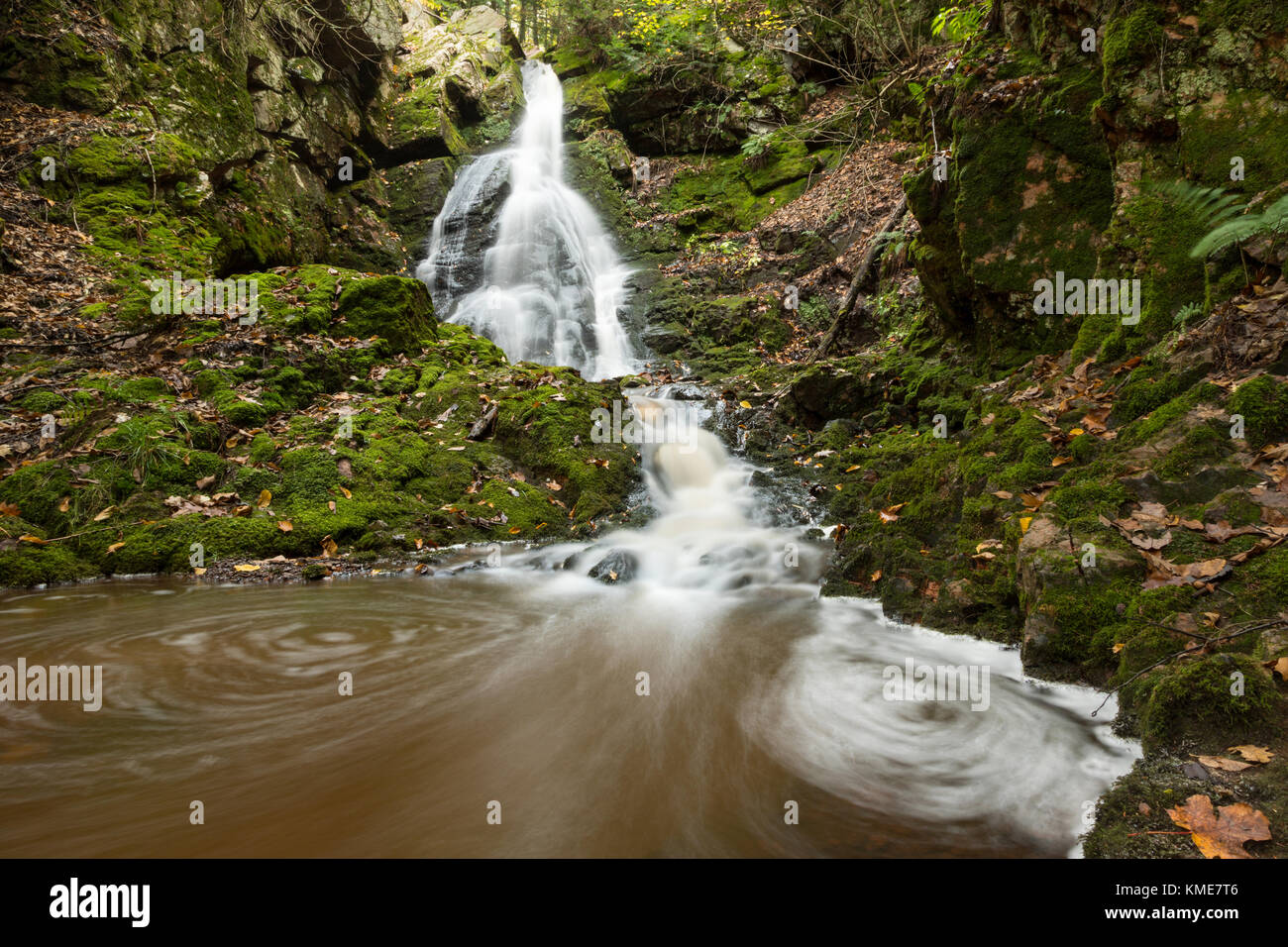 Little Trap Falls in the Upper Peninsula of Michigan, flows swiftly over a rocky gorge, along Anderson Creek, eventually finding its way to Iron River Stock Photo
