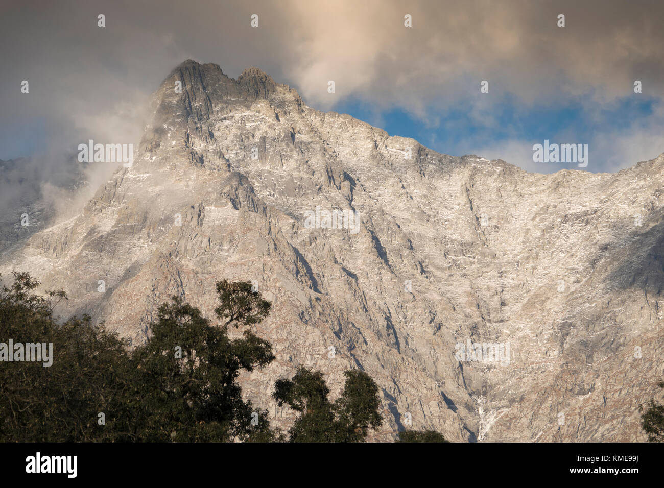 The Dhauladhar mountain range above Mcleod Ganj, Himachal Pradesh Stock Photo