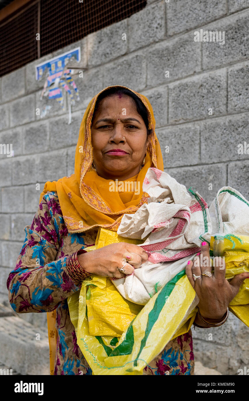 portrait-of-an-indian-woman-in-a-village-KMEM90.jpg
