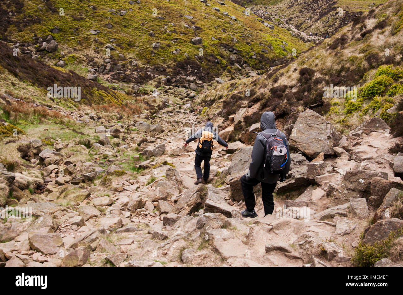 Walkers descending Grindsbrook Clough on Kinder Scout in the Peak District National Park Stock Photo