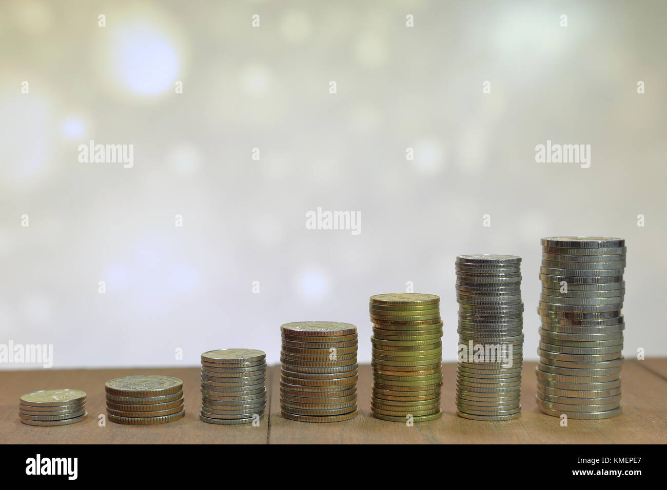 Coin stack in increasing chart graph pattern. Business growth concept ...