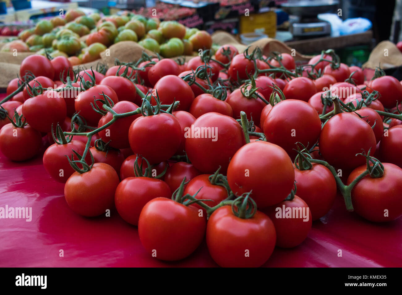 Tomatoes on a street market Stock Photo - Alamy