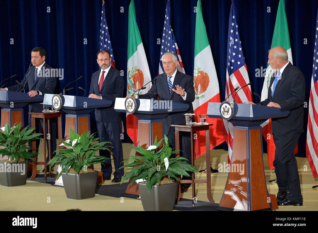 mexican-government-secretary-miguel-angel-osorio-chong-left-mexican-KMF11E.jpg