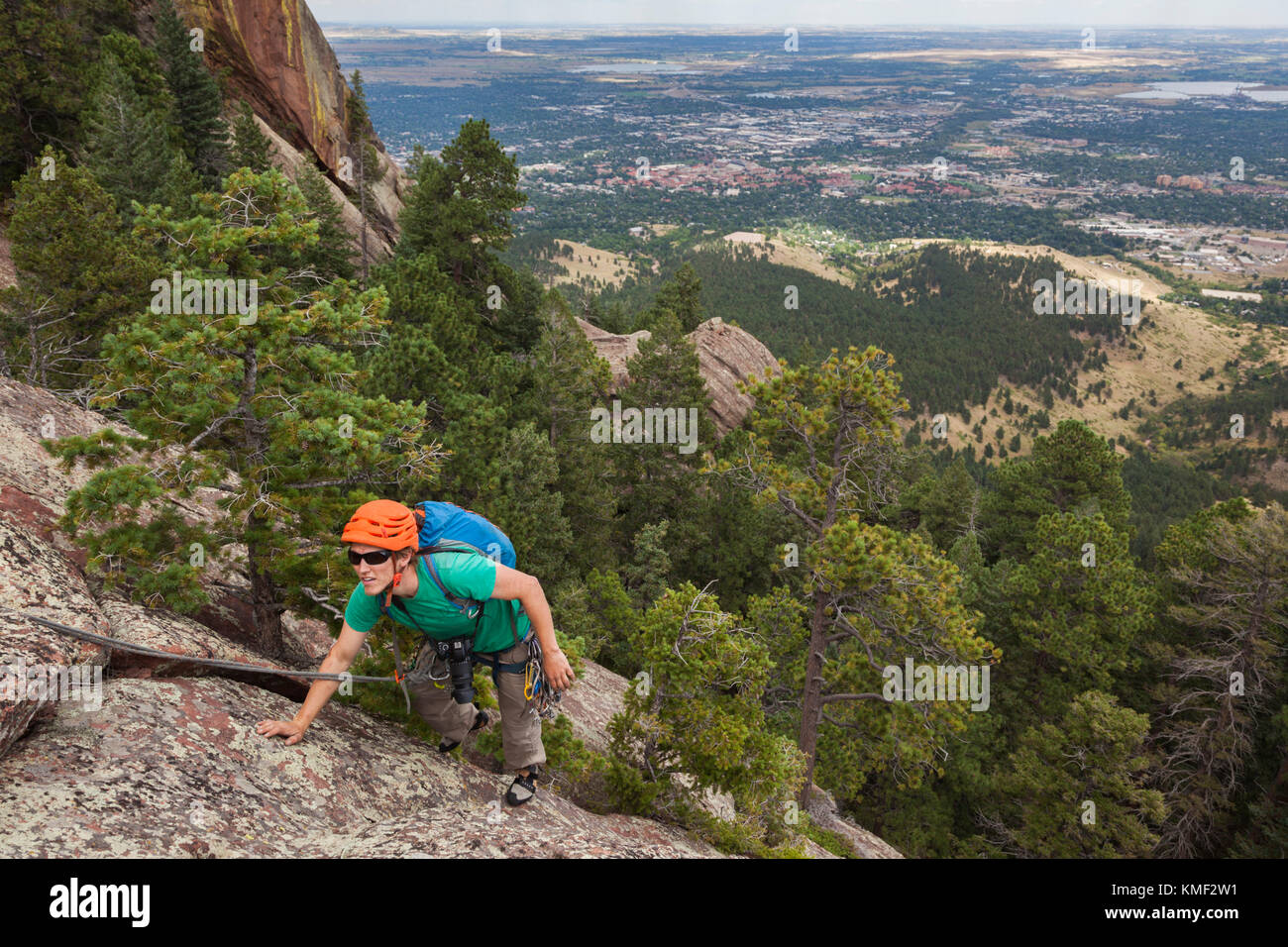 Adventurous male rock climber rappelling off summit of Angels Way (5.2) in Flatirons, Boulder, Colorado, USA Stock Photo