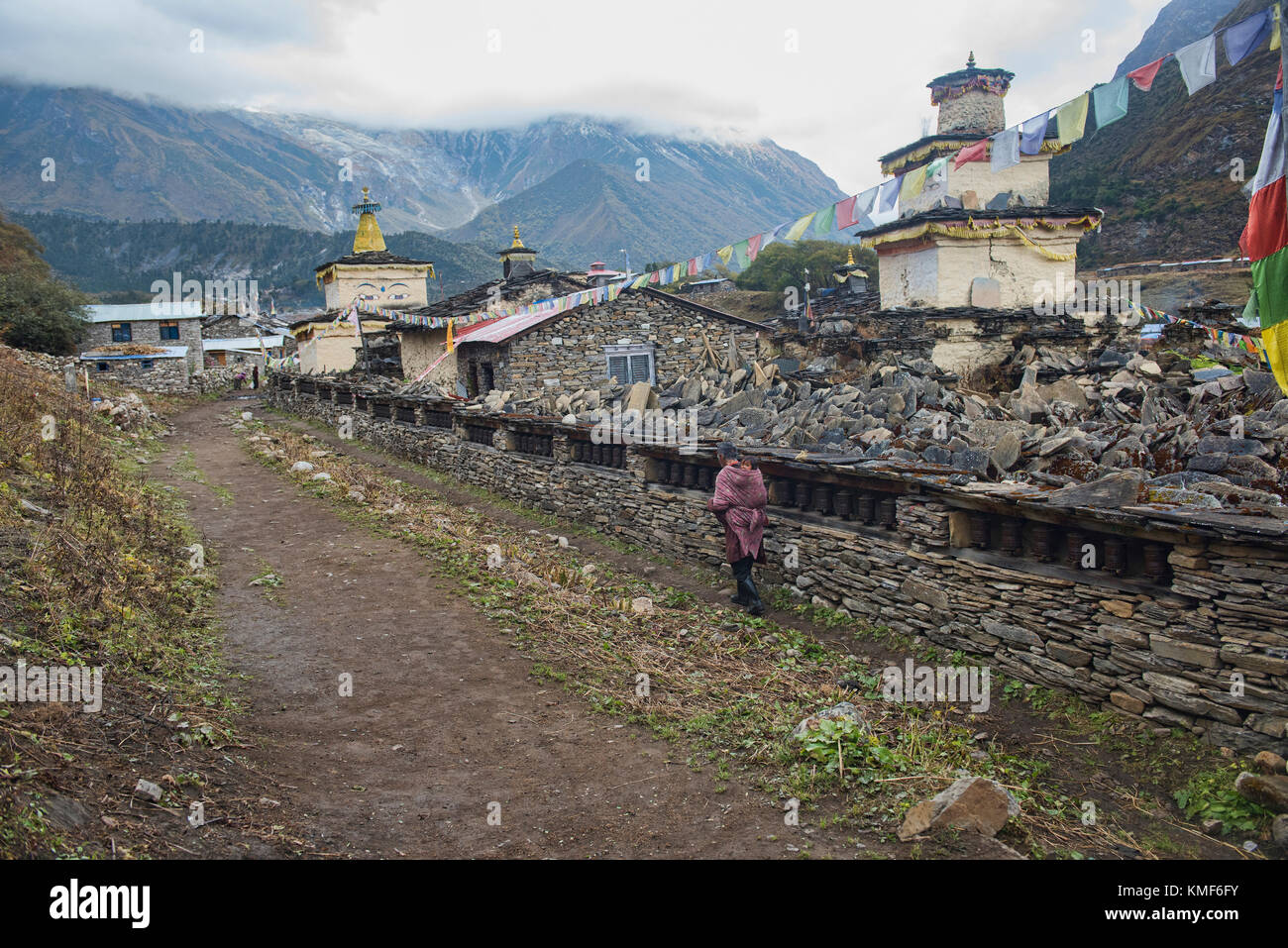 Mani wall leading into the village of Samagaon, a Tibetan area in the Manaslu region, Nepal Stock Photo