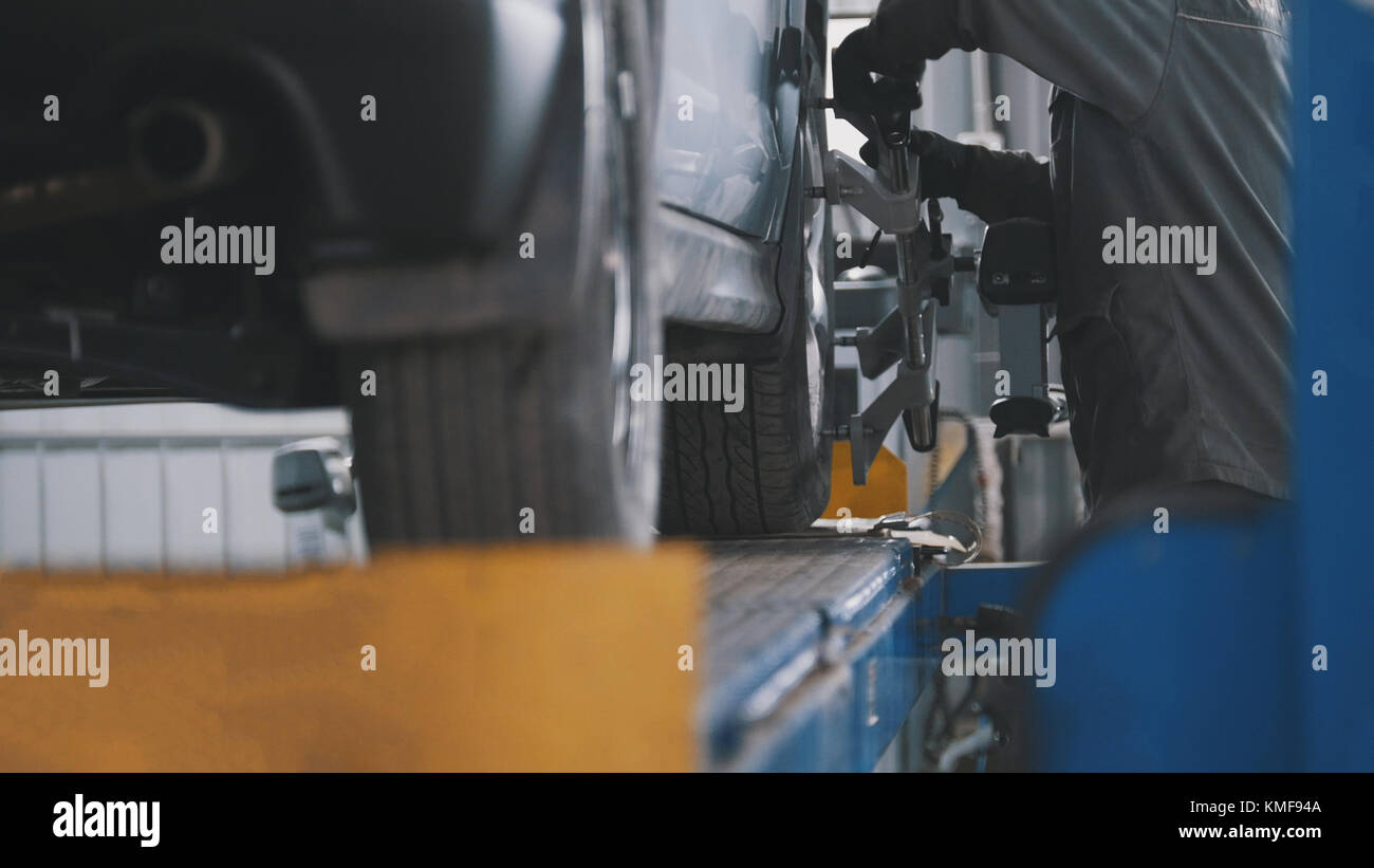 Cars lifting in maintenance hi-res stock photography and images - Alamy