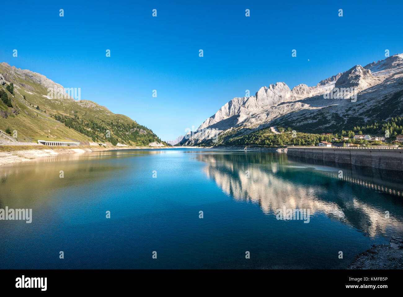 Fedaia-Stausee, Lake Fedaia, links Marmolada, Dolomiten, Südtirol, Trentino-Alto Adige, Italien Stock Photo