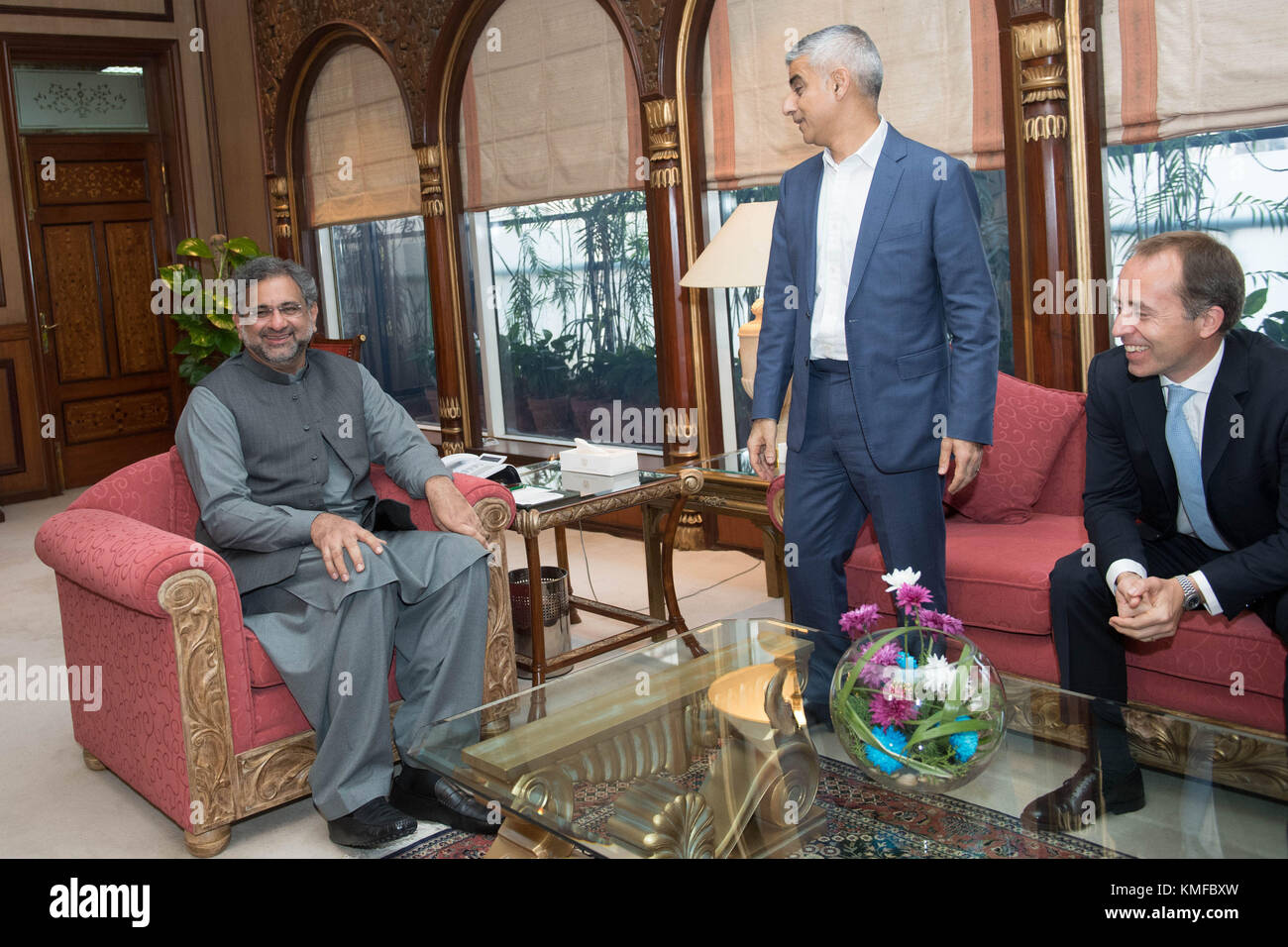 https://c8.alamy.com/comp/KMFBXW/mayor-for-london-sadiq-khan-meets-pakistani-prime-minister-shahid-KMFBXW.jpg