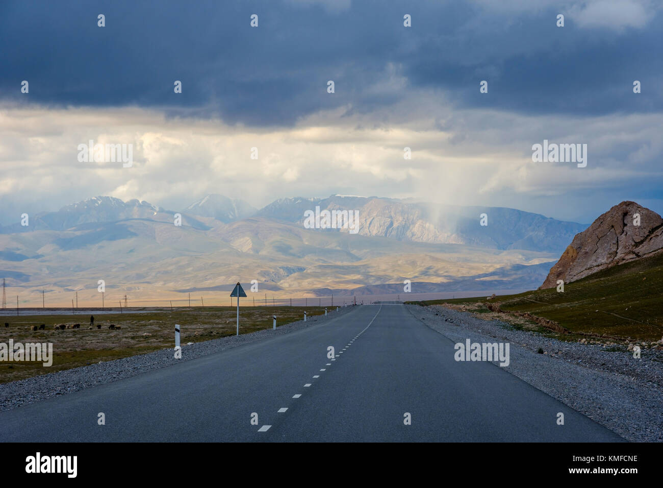 Road over scenic Torugart pass, Kyrgyzstan Stock Photo