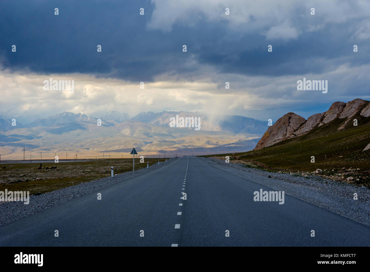 Road over scenic Torugart pass, Kyrgyzstan Stock Photo