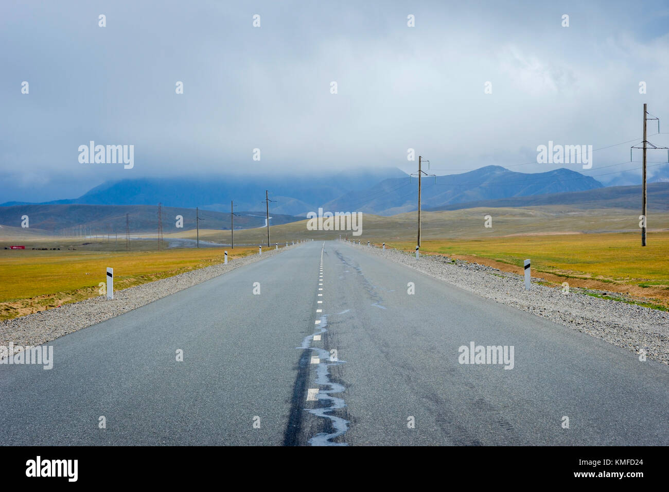 Road over scenic Torugart pass, Kyrgyzstan Stock Photo