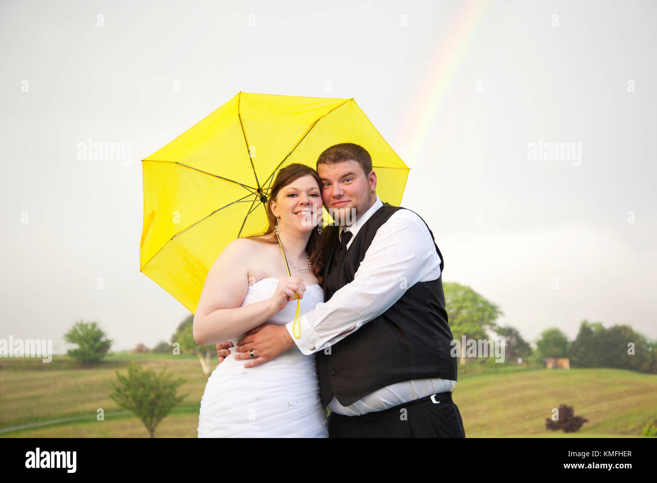 Wedding couple under umbrella hi-res stock photography and images - Alamy