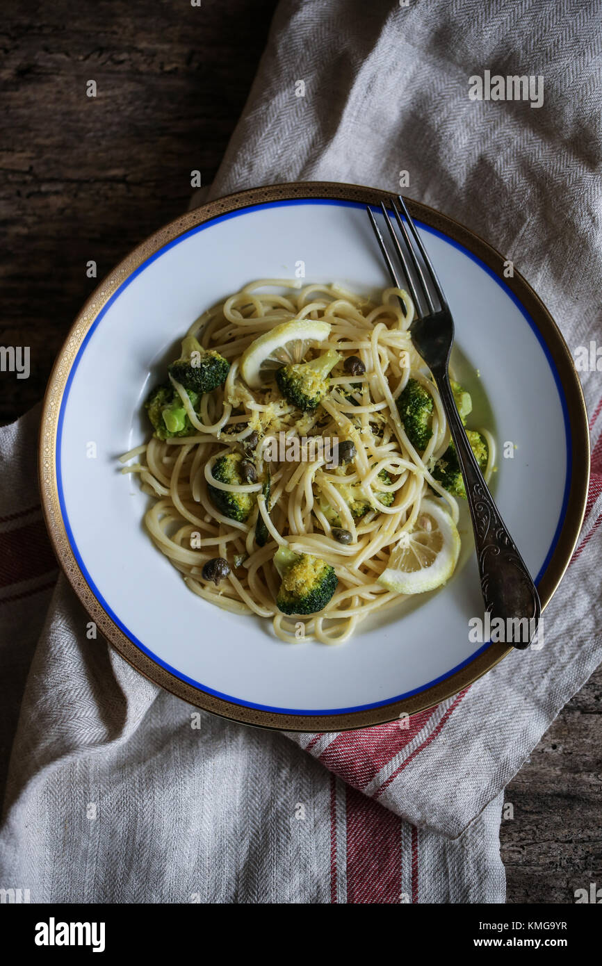 Lemon and broccoli spaghetti pasta Stock Photo Alamy