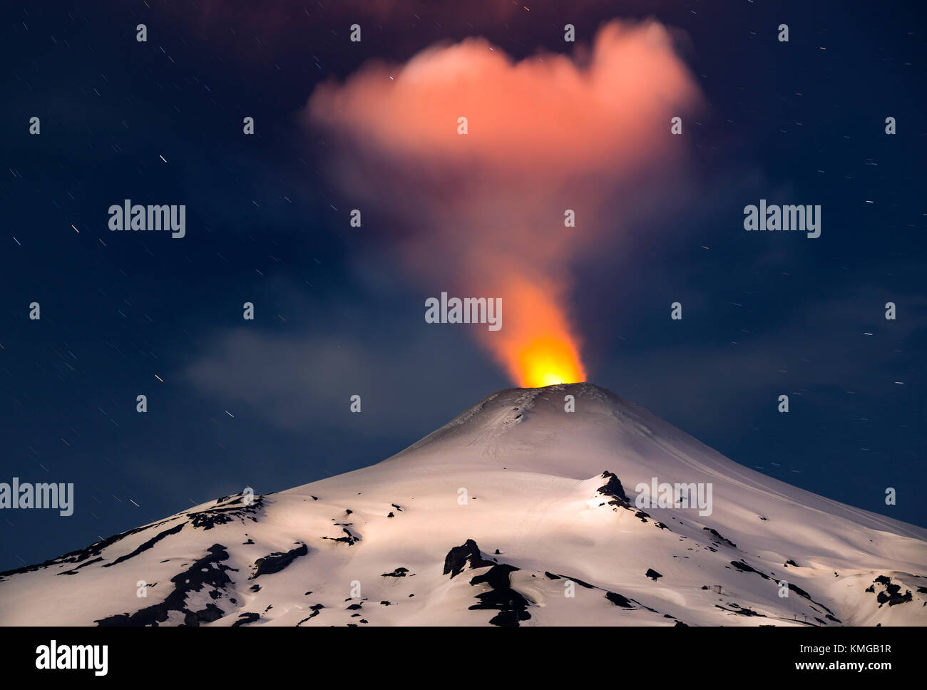 Volcán Villarrica / Villarrica volcano. El volcán Villarrica es uno de los volcanes más peligrosos de Chile, se encuentra en la región de la Araucania. Stock Photo