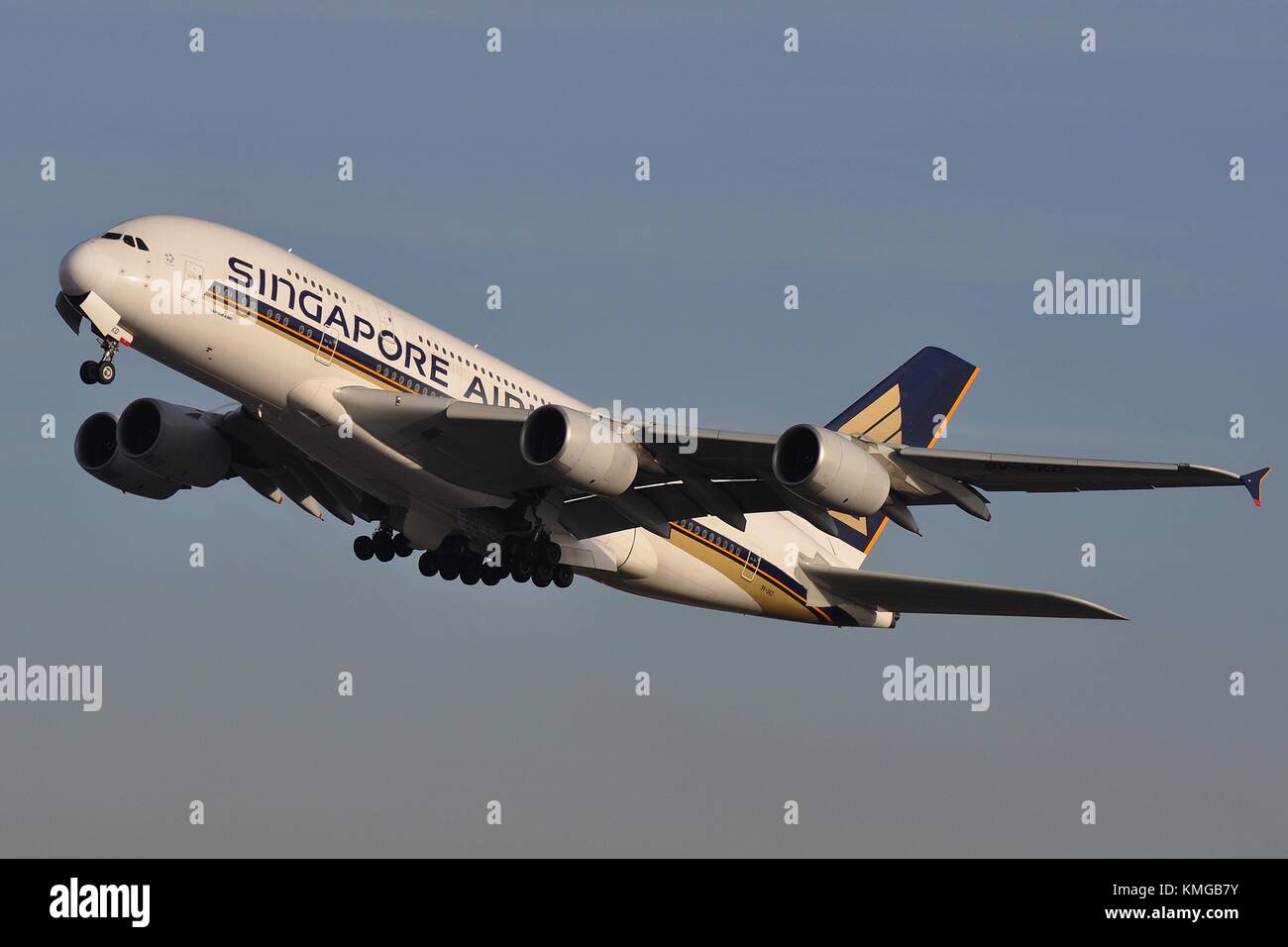 SINGAPORE AIRLINES AIRBUS A380 9V-SKD CLIMBING OUT OF LONDON HEATHROW Stock Photo
