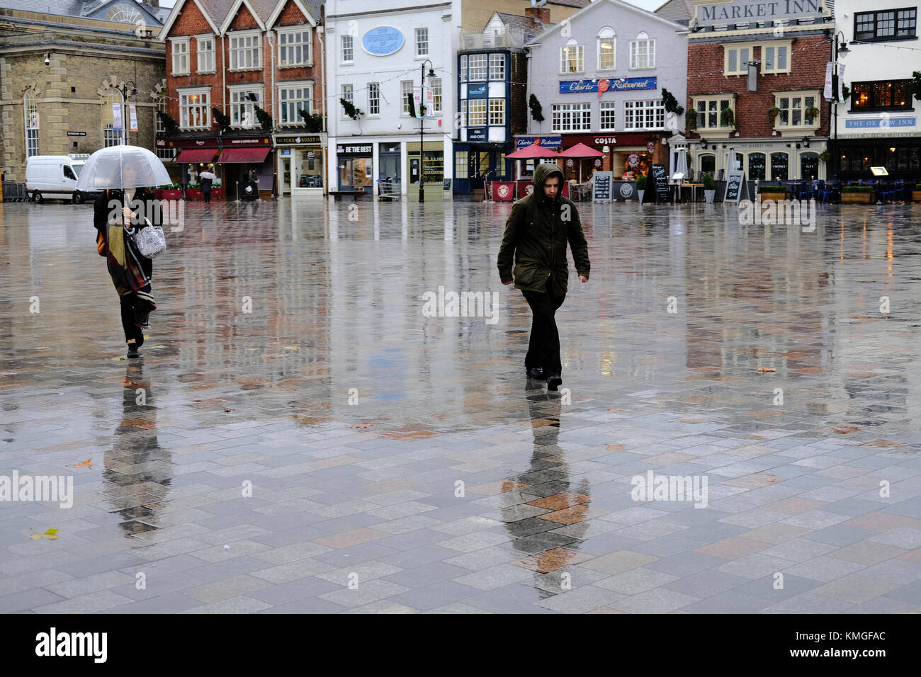 Salisbury, UK. 7th Dec, 2017. UK Weather Salisbury. A wet morning for people going to work or