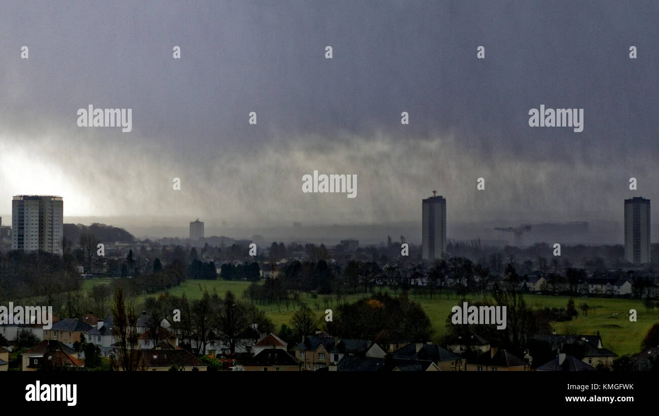 Glasgow, Scotland, UK  7th December. UK Weather: Strong wind and rain flash storm as Caroline hits Glasgow city. Credit Gerard Ferry/Alamy news Stock Photo