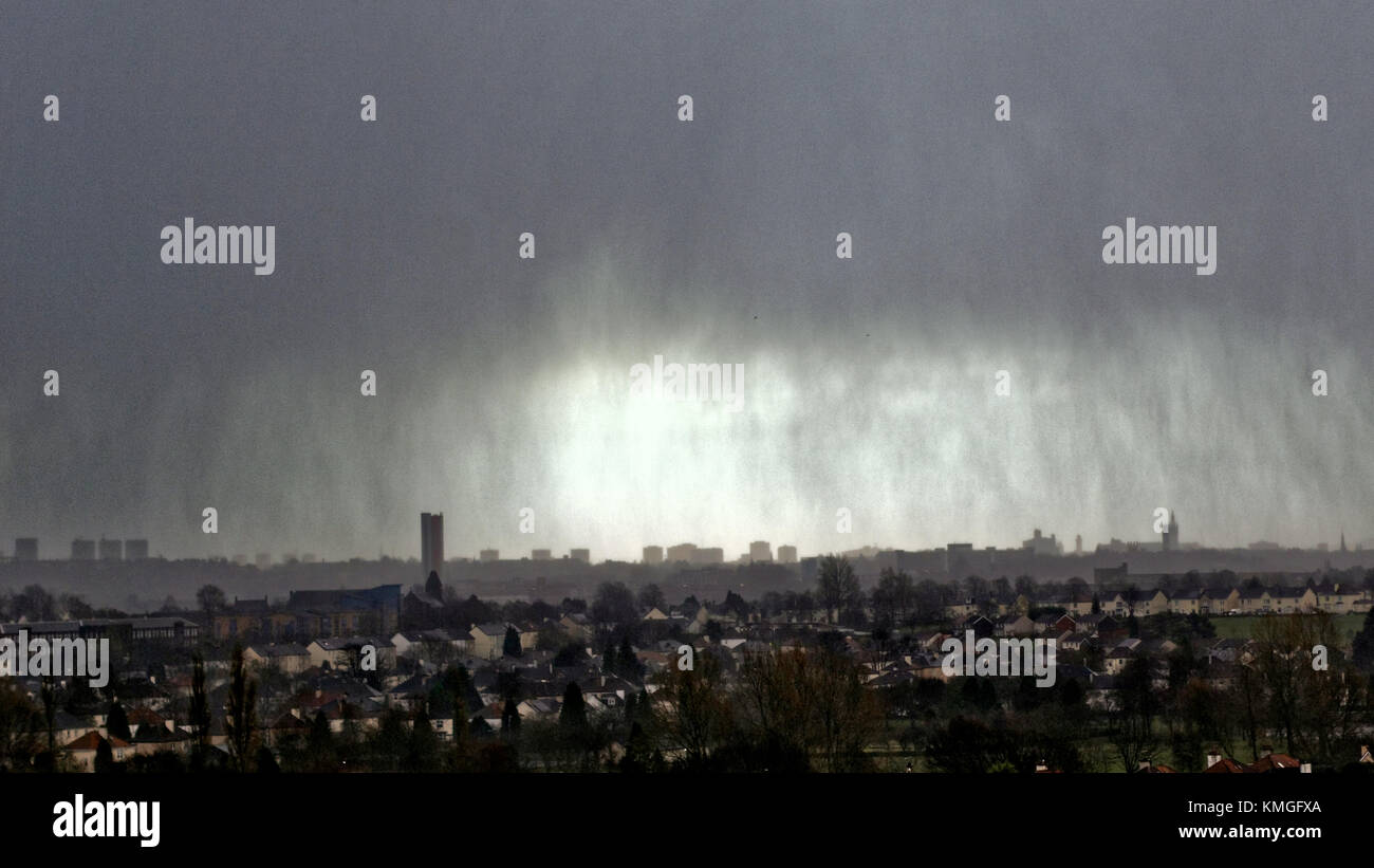 Glasgow, Scotland, UK  7th December. UK Weather: Strong wind and rain flash storm as Caroline hits Glasgow city. Credit Gerard Ferry/Alamy news Stock Photo