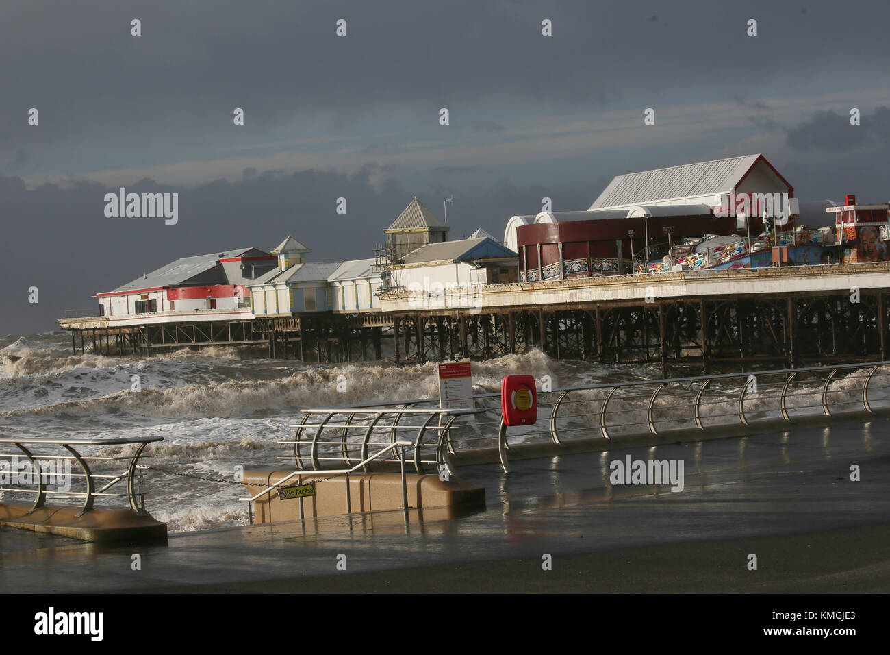 Blackpool, UK. 07th Dec, 2017. High tide brings stormy seas to the sea front,  Blackpool, Lancashire,7th December, 2017 (C)Barbara Cook/Alamy Live News Credit: Barbara Cook/Alamy Live News Stock Photo