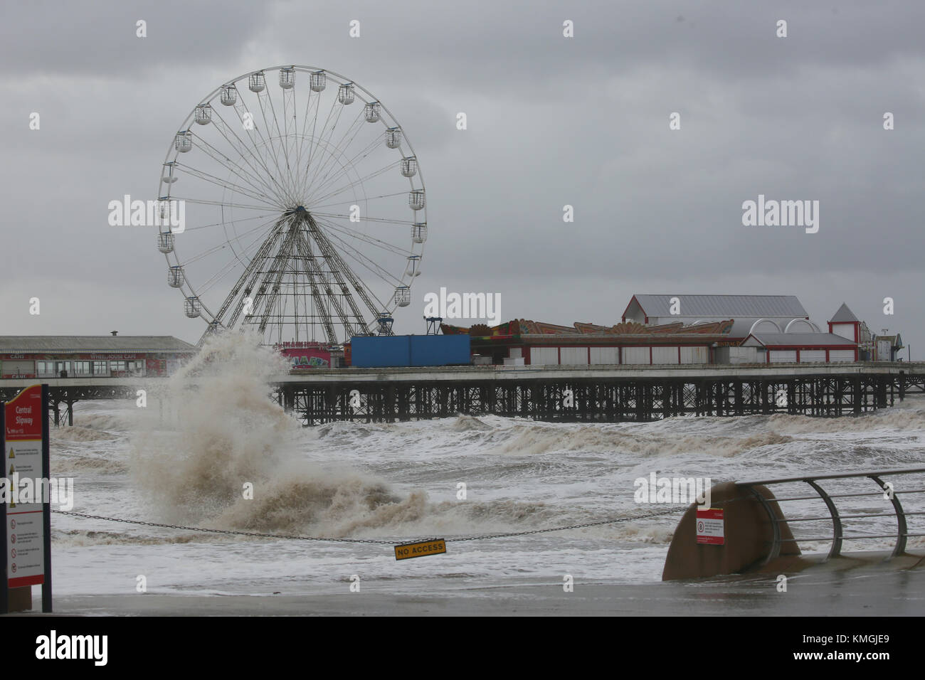 Blackpool, UK. 07th Dec, 2017. Stormy seas with a Ferris wheel in the background, Blackpool, Lancashire,7th December, 2017 (C)Barbara Cook/Alamy Live News Credit: Barbara Cook/Alamy Live News Stock Photo