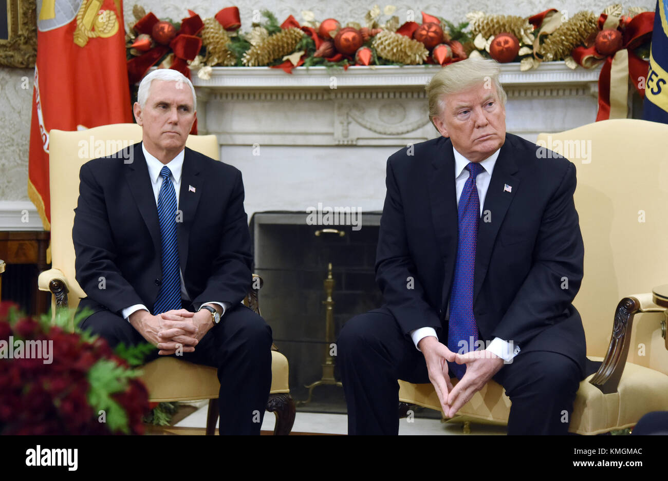 United States President Donald J. Trump and US Vice President Mike Pence meet with bipartisan Congressional leadership in the Oval Office of the White House, December 7, 2017 in Washington, DC. Credit: MediaPunch Inc/Alamy Live News Stock Photo