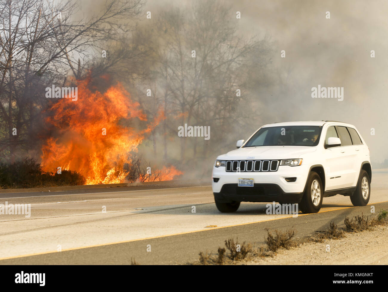 Los Angeles, California, USA. 7th Dec, 2017. A wildfire burns along U.S. 101 Highway north of Ventura, California, Thursday Dec. 7, 2017. Credit: Ringo Chiu/ZUMA Wire/Alamy Live News Stock Photo