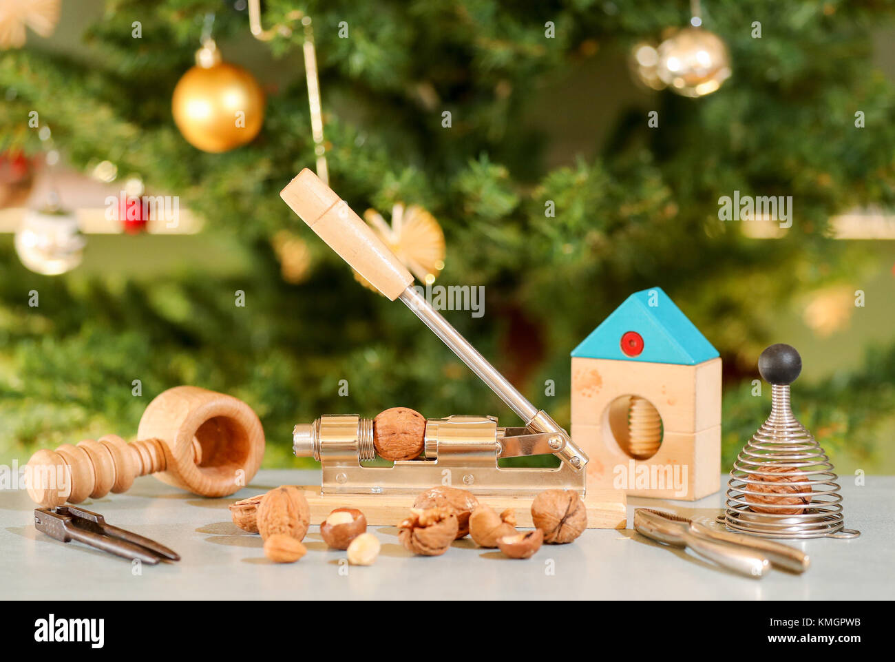 Freiberg, Germany. 27th Nov, 2017. Different nut crackers lie next to