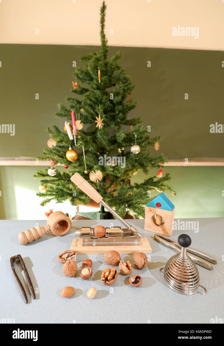 Freiberg, Germany. 27th Nov, 2017. Different nut crackers lie next to