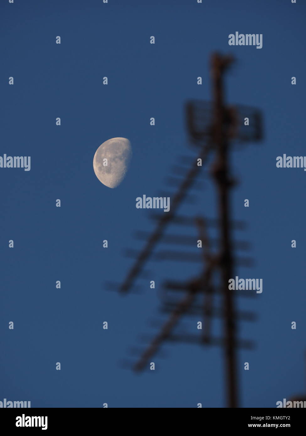 Sheerness, Kent, UK. 8th Dec, 2017. UK Weather: sunrise in Sheerness on a cold morning (3 deg with -2 wind chill at 8.30am). The supermoon setting into a clear blue sky. Credit: James Bell/Alamy Live News Stock Photo